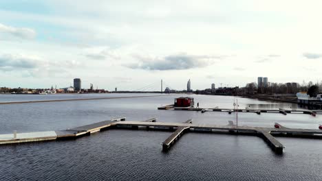 Muelle-Flotante-En-El-Río-Daugava-En-Kipsala-En-Riga,-Letonia