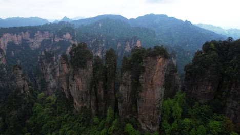 Vorwärtsdrohne-Fliegt-über-Den-Fünf-Finger-Gipfel-Im-Dorf-Huangshi-Im-Zhangjiajie-Nationalpark,-China