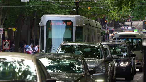 Starker-Verkehr-Auf-Der-Collins-Street-In-Melbourne-Während-Der-Hauptverkehrszeiten,-Mit-Verstopften-Autos,-Straßenbahnen-Entlang-Der-Straße-Und-Radfahrern,-Die-Durch-Die-Innenstadt-Fahren