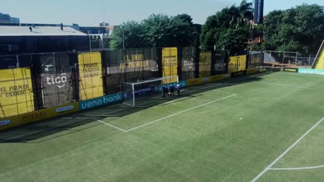 Técnicos-Revisando-La-Cancha-Oficial-Del-Club-Guaraní-Antes-Del-Evento-Previo