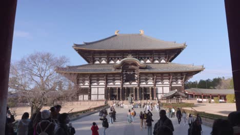 Turistas-Caminando-Por-El-Templo-Todaiji,-El-Gran-Buda.