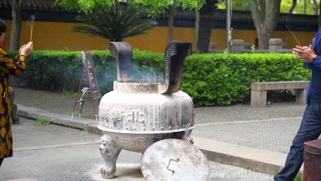 Incense-burning-ritual-at-a-Chinese-temple-in-Suzhou