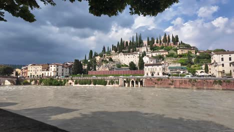 Lapso-De-Tiempo-Río-Adige-Con-Ponte-Pietro,-Tráfico,-Nubes-En-Verona-Italia