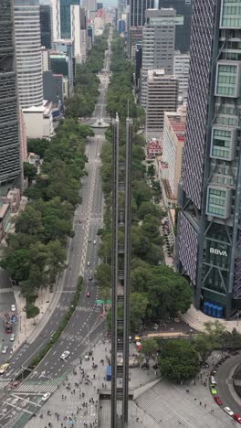 Reforma-Avenue-In-CDMX,-Gefilmt-Mit-Einer-Drohne-Im-Hochformat