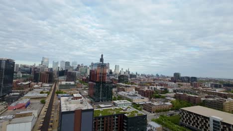 Luftaufnahmen-Der-Innenstadt-Von-Chicago-Mit-Einem-üppigen-Grünen-Park-Und-Einem-Blauen-Himmel-Voller-Wolken.-Die-Hoch-Aufragenden-Wolkenkratzer-Ragen-Hoch-Vor-Einem-Riesigen-Himmel-Auf,-Ein-Kontrast-Zwischen-Stadtentwicklung-Und-Natur.