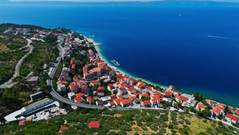 Vista-Aérea-Orbitando-La-Pintoresca-Ciudad-De-Podgora,-En-La-Riviera-De-Makarska,-Croacia