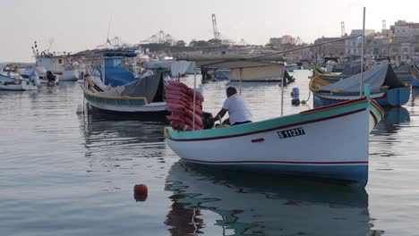 Fischer--Und-Touristenboote-Schwimmen-Auf-Den-Gewässern-Von-Marsaxlokk,-Maltas-Fischerdorf