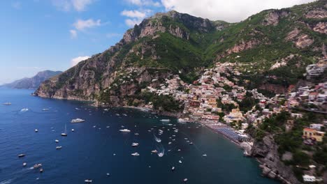 Hiperlapso-Cinematográfico-Sobre-La-Famosa-Costa-De-Amalfi,-La-Playa-De-Positano,-Yates-Y-Hermosas-Aguas-Azules-Del-Mediterráneo