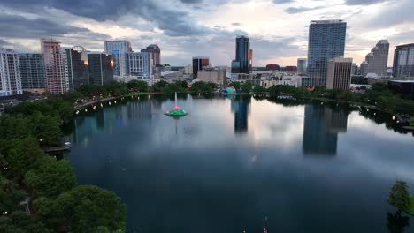 Lake-Eola-Und-Die-Skyline-Der-Innenstadt-Von-Orlando-Bei-Malerischem-Sonnenuntergang