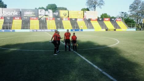 Árbitros-Oficiales-En-Paraguay-Esperando-El-Inicio-Del-Partido-En-El-Estadio