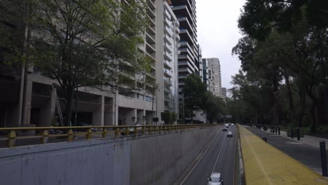 Calle-De-Tráfico-Urbano-Para-Automóviles-En-La-Ciudad-De-México,-Capital-De-México