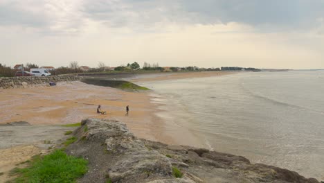 Algunas-Personas-En-La-Playa-De-Arena-De-Angoulins-Sur-Mer-En-Francia