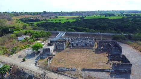 Bonita-Vista-De-Las-Ruinas-De-La-Hacienda-Santa-Anna-Con-Drone-En-Puente-Nacional,-Veracruz,-México.