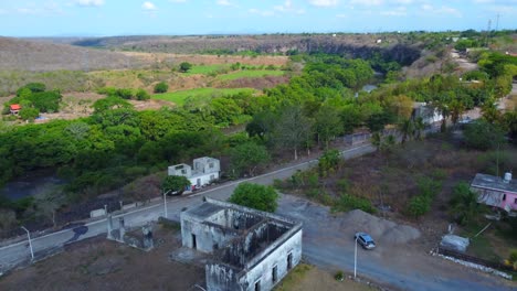 Bonita-Vista-De-Las-Ruinas-De-La-Hacienda-Santa-Anna-Con-Drone-En-Puente-Nacional,-Veracruz,-México.