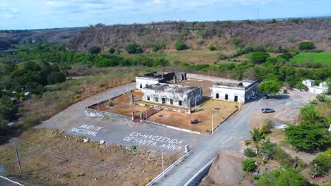 Bonita-Vista-De-Las-Ruinas-De-La-Hacienda-Santa-Anna-Con-Drone-En-Puente-Nacional,-Veracruz,-México.