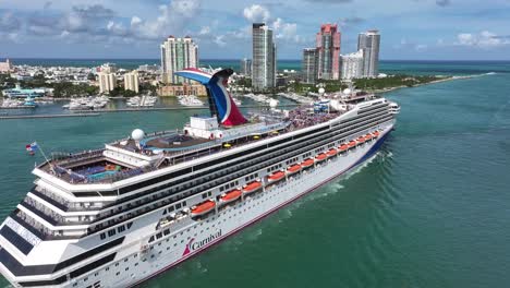 Carnival-cruise-ship-leaving-Miami,-Florida-port-during-beautiful-day