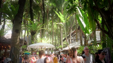 Canggu-Sunday-market-stalls,-artisan-displays,-tourists,-nature-woodland