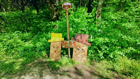 Buntes,-Kreatives-Smiley-Schild-Mit-Der-Aufschrift-„Keep-The-Forest“-Mit-Feuerschläger