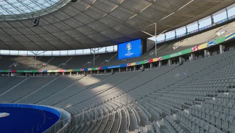 Estadio-Iluminado-Por-El-Sol-Y-Cielo-Despejado,-Perfecto-Para-Eventos-De-Fútbol.