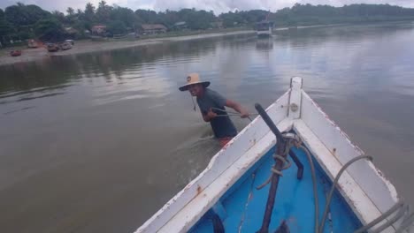 Amazonas,-Brasil:-Varado-En-El-Cruce-De-Un-Canal-Mientras-El-Barco-Se-Queda-Sin-Combustible.