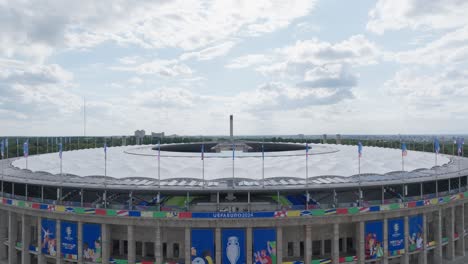 Euro2024-Uefa-Berlin-Stadion-Olympische-Ringe-Fahnen-Eingang-Fußball