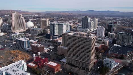 Reno,-Nevada-Usa,-Vista-Aérea-De-Los-Edificios-Del-Centro,-Casinos-Y-Tráfico-Callejero-En-La-Temporada-De-Invierno