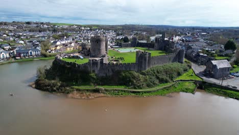 Castillo-De-Pembroke-Y-Pueblo-Circundante-En-Gales