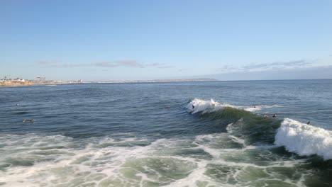 Hombres-Con-Tablas-De-Surf-Sobre-Las-Olas-Del-Mar-Cerca-De-Bird-Rock-En-San-Diego,-California,-EE.UU.