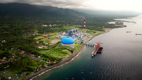 Vista-Con-Plataforma-Rodante-De-Drones-Sobre-La-Central-Eléctrica-Industrial-Celukan-Bawang-En-La-Costa-De-Bali