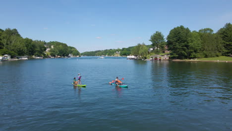 Frauen-Und-Kinder-Fahren-Paddle-Boards-Auf-Einem-See-Im-Ländlichen-Pennsylvania,-USA