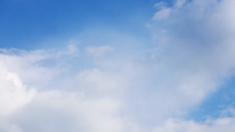 Lapso-De-Tiempo-Cielo-Azul-Claro-Con-Nubes