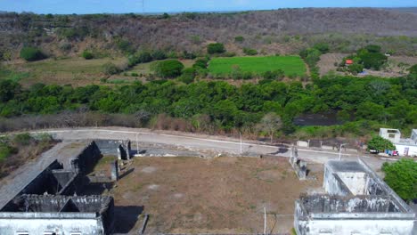 Bonita-Vista-De-Las-Ruinas-De-La-Hacienda-Santa-Anna-Con-Drone-En-Puente-Nacional,-Veracruz,-México.