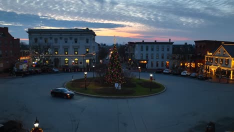 Weihnachtswinterszene-In-Dekorierter-Beleuchtungsstadt-Zur-Goldenen-Stunde