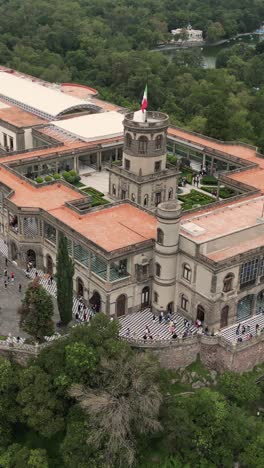 Vista-Aérea-Del-Castillo-De-Chapultepec-En-Modo-Vertical