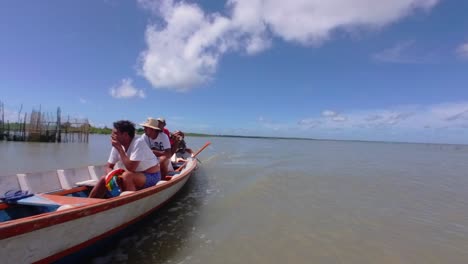 Amazonas,-Brasilien:-Malerische-Fahrt-Mit-Dem-Motorisierten-Kanu-Durch-Die-Zweige-Des-Amazonas