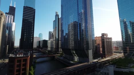 La-Vista-Aérea-Por-Drones-Del-Bullicioso-Paisaje-Urbano-De-Chicago-Se-Encuentra-Con-El-Tranquilo-Abrazo-De-La-Naturaleza.