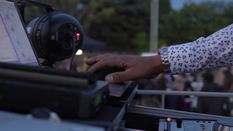 DJ-Tocando-Música-En-El-Evento,-Manos-Girando-Y-Presionando-Botones-En-La-Mesa-De-Control