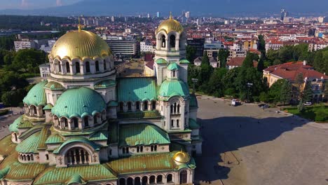 Fliegen-In-Richtung-Einer-Alten-Europäischen-Kathedrale