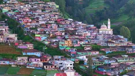 Vista-Aérea-De-Un-Hermoso-Asentamiento-Adosado-En-La-Ladera-De-La-Montaña