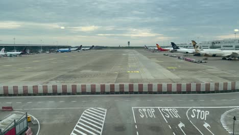 Internationaler-Flughafen,-Flugzeug-Geparkt-Und-Ladevorgang-Auf-Der-Landebahn