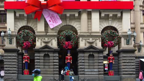 Das-Melbourne-Town-Hall-Ist-Während-Der-Weihnachtszeit-Mit-Weihnachtsdekorationen-Geschmückt,-Aufgenommen-In-Einer-Statischen-Aufnahme,-Die-Die-Fassade-Des-Denkmalgeschützten-Gebäudes-Zeigt