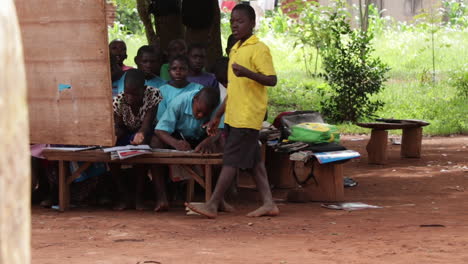 Afrikas-Arme-Dorfmädchen-Lernen-In-Einer-Klasse,-Im-Bildungssystem-Und-In-Der-Schule-In-Unterentwickelten-Afrikanischen-Ländern