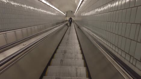 Una-Joven-Bajando-Una-Escalera-Mecánica-En-Atlanta