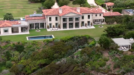 Luxury-mansion-in-Malibu-owed-by-James-Jannard-founder-of-Oakley