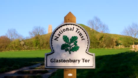 Cartel-De-National-Trust-Al-Pie-De-Glastonbury-Tor-En-El-Campo-Rural-De-Somerset-Levels-En-Inglaterra