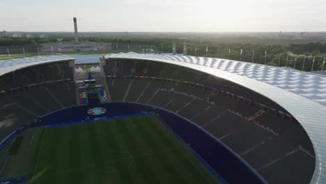 Estadio-De-Fútbol-Iluminado-Por-El-Sol-Listo-Para-La-UEFA-Euro-2024-En-Berlín