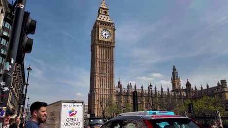 Kultiger-Big-Ben-Uhrturm-In-London-An-Einem-Klaren,-Sonnigen-Tag-Mit-Straßenelementen-Und-Passanten