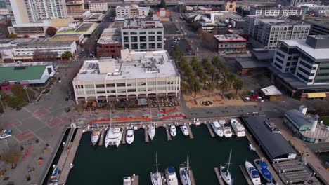 Oakland-Ca-Usa,-Vista-Aérea-Del-Puerto-Deportivo-Interior,-El-Paseo-Marítimo-Y-El-Edificio-Del-Centro-En-Segundo-Plano