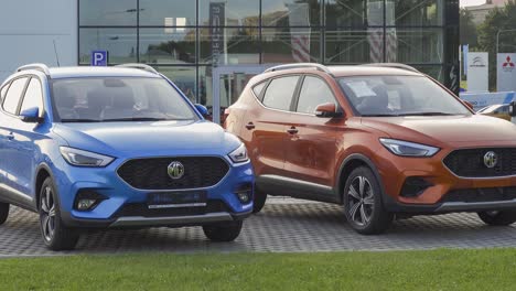 MG-ZS-Crossover-Chinesische-Autos-Beim-Händler-Vorgestellt,-Schwenkaufnahme