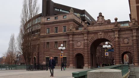 Parlamento-Sueco-Visto-Desde-La-Plaza-Mynttorget-En-Estocolmo,-Suecia,-Amplia-Toma-Estática